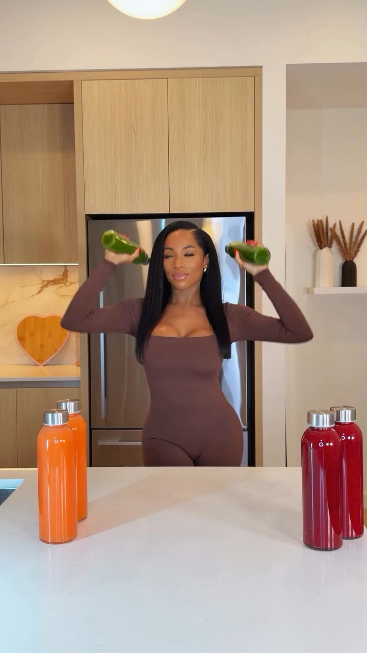 The beauty routine starts from the inside out. 

Say PLAN for my recipes, containers, bottles & fryers🤎

This week’s menu:
💚Green Juice
💖Hot Pink Beauty Juice
🧡Skin Brightening Juice
🥗 Salmon, Shrimp & Turkey Protein Bowls
🫙Jerk Chicken Caesar Salad
🥣Overnight Oats

Extra Creamy Oatmilk @califiafarms 
Unsweetened Dairy Free Coconut Yogurt @so_delicious 
Juicer & Ninja CRISPi’s @ninjakitchen 
Dressings @primalkitchenfoods 

#mealprep #easyrecipe #mealprepqueen #juicerecipes #healthyrecipe