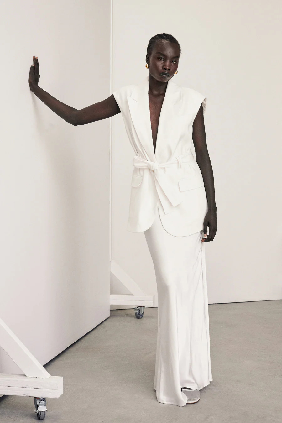 SLOAN WHITE SLEEVELESS LINEN BLEND VEST | DISSH