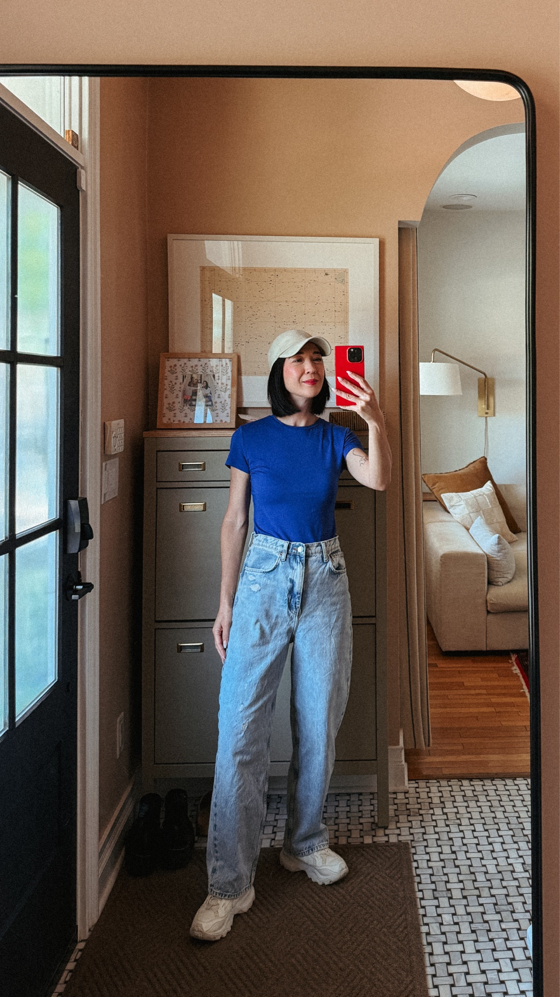 A lightweight fitted tee with a nice drape paired with barrel jeans.💙