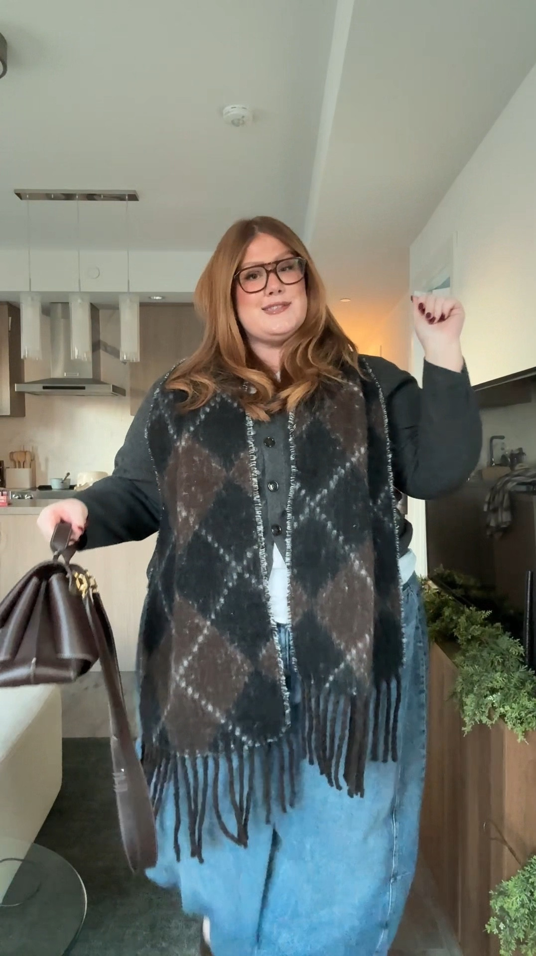Easy and simple plus size fall outfit for dinner! This could also be super cute for a casual office, errands, etc

Grey cardigan - XXL
White muscle tank is from Penningtons (not link able) 
Barrel jeans from good American - US26
Bag is the mokki from Polene Paris (not link able) 

#LTKplussize #LTKfall #LTKmidsize