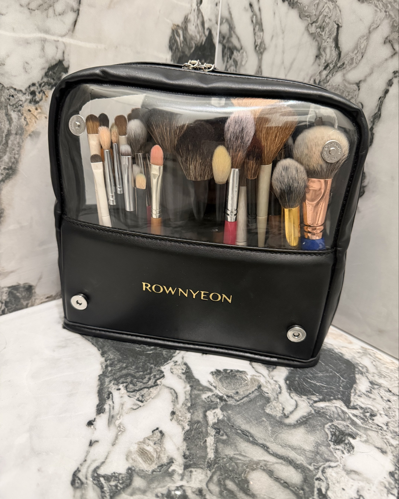 Great brush bag 🤍 I love the clear top which makes it super easy to clean. The velcro dividers are adjustable so you can customize it exactly how you need, and the 2 snaps (instead of 1) make it extra sturdy. Such a good find. 🙌🏽🖤
#makeupartist #makeupartistbrushes #makeupbrushes