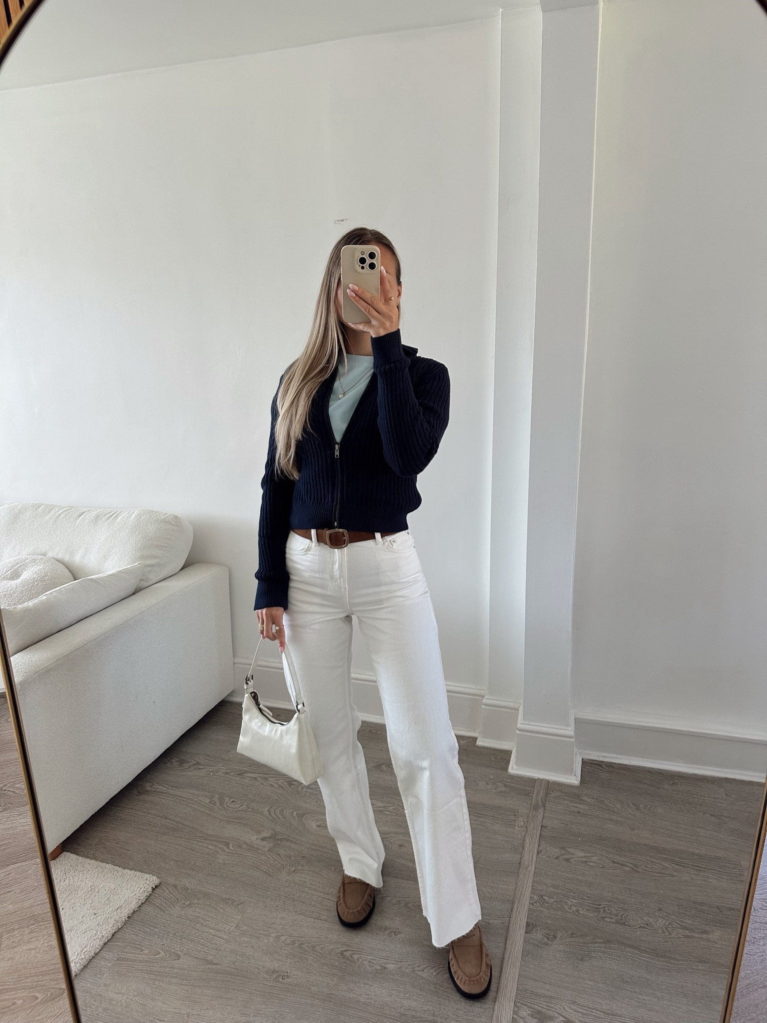 Navy and white with a touch of brown 🤎💙
Timeless tones and effortless spring vibes ✨
#ad#pullandbearcommunity