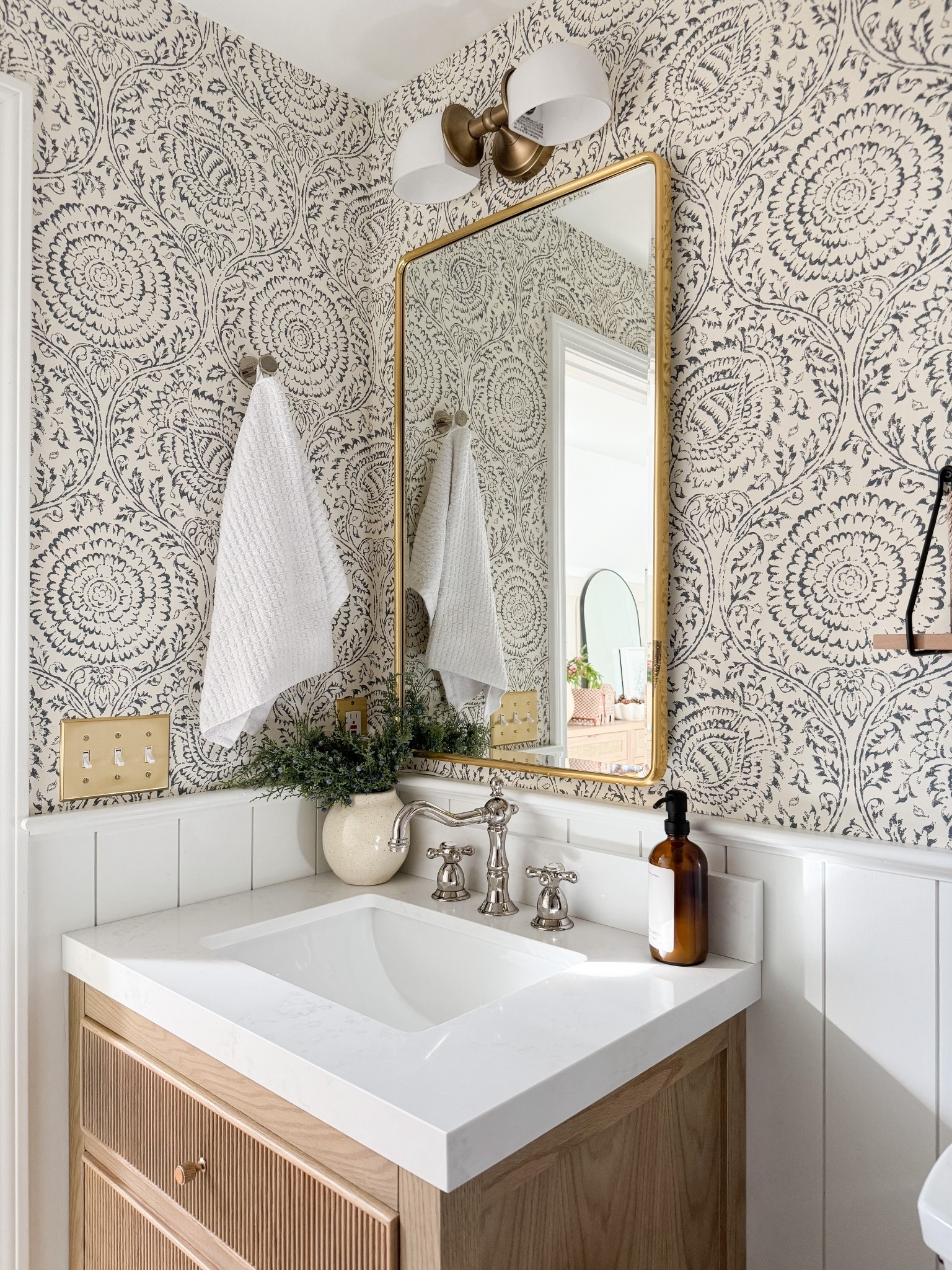 Coastal Bathroom

Christmas bathroom decor  glass vase, brown bath mat, sherri calnan home 

#LTKHome #LTKStyleTip #LTKHoliday