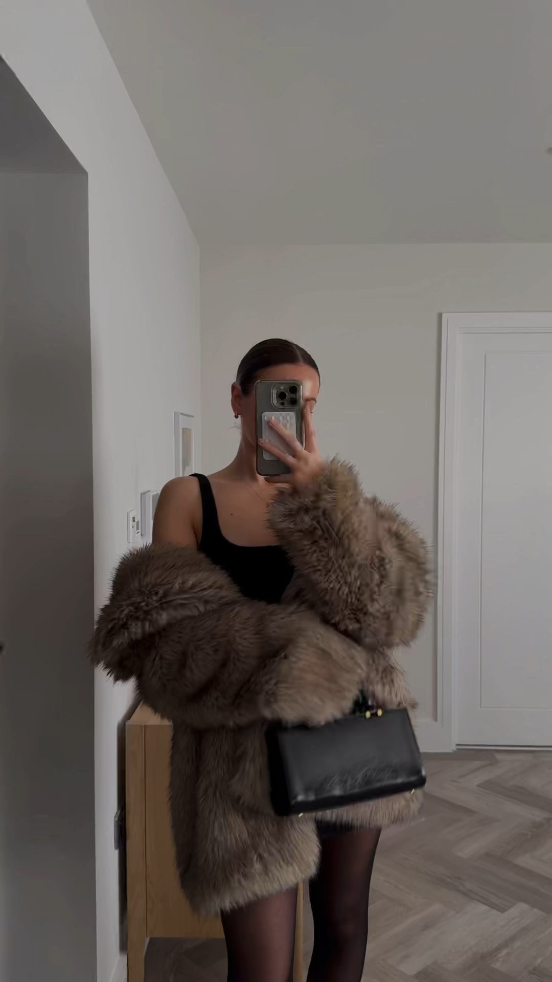 Faux fur coat elevates a simple look 🖤

#LTKeurope #LTKstyletip #LTKwinter