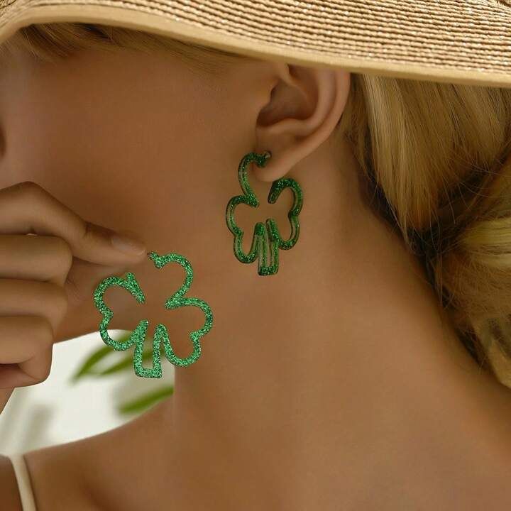 1pair Minimalist Exaggerated Clover Design Large Hoop Earrings, St. Patrick's Day Personalized Fashionable Holiday Gift | SHEIN