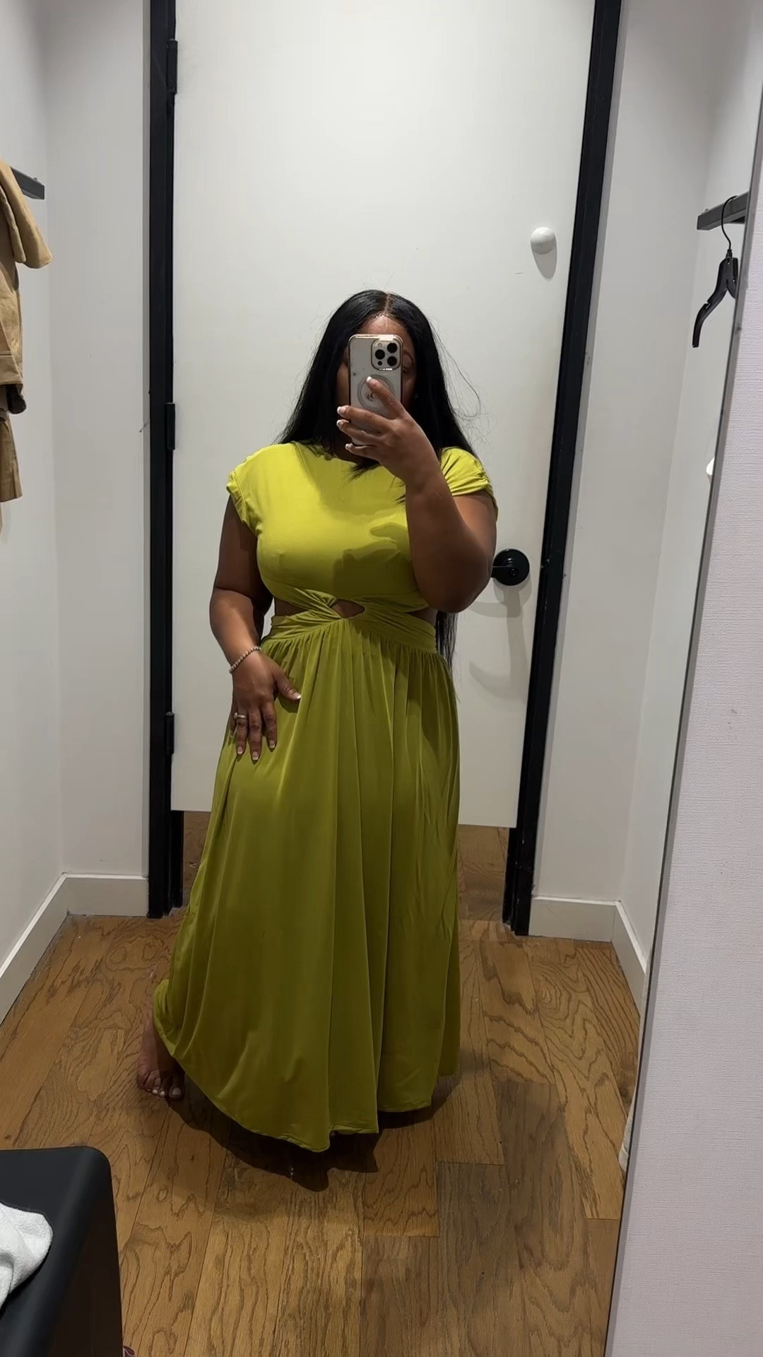 Spring dress finds from @Express 
Which one is your favorite?💚🖤 #springfashion #express #curvyfashion #curvybodies #curvygirl 

Green dress I’m wearing a medium (only a few sizes left)
Denim dress I’m wearing a medium it is stretchy and comfy ✨