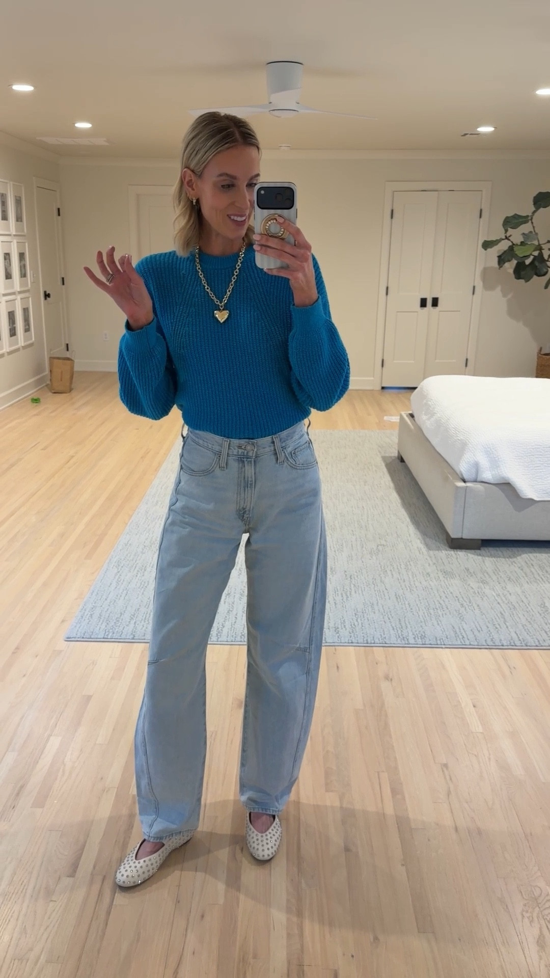 Levi’s barrel leg jeans are so good! They come in multiple in teams and multiple washes to choose from. I am wearing the size 27 in the longest 33 inch inseam option. I love the fit! 