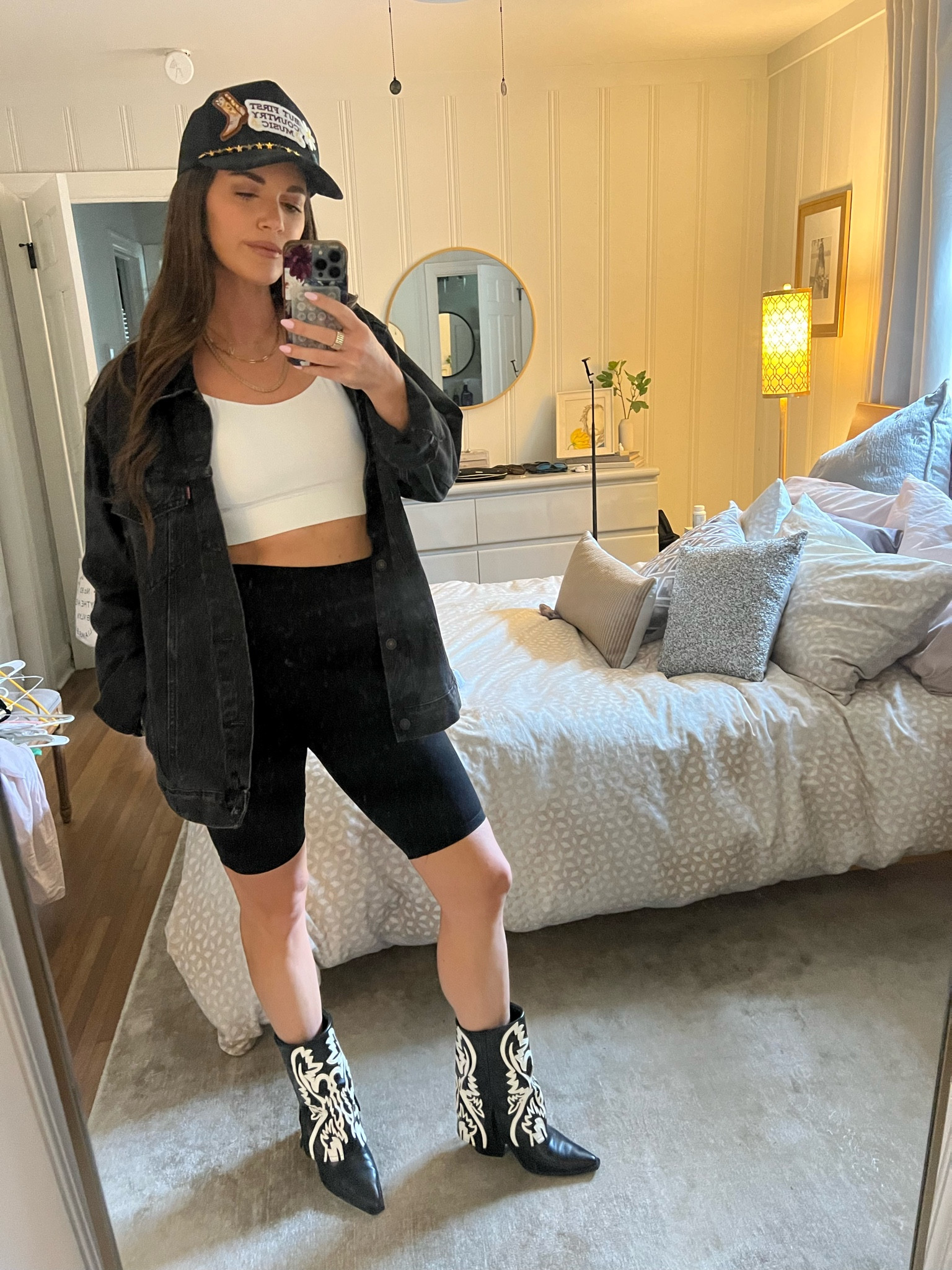 Country Workout Barbie 🤍🖤

Boots | workout | Jean jacket 