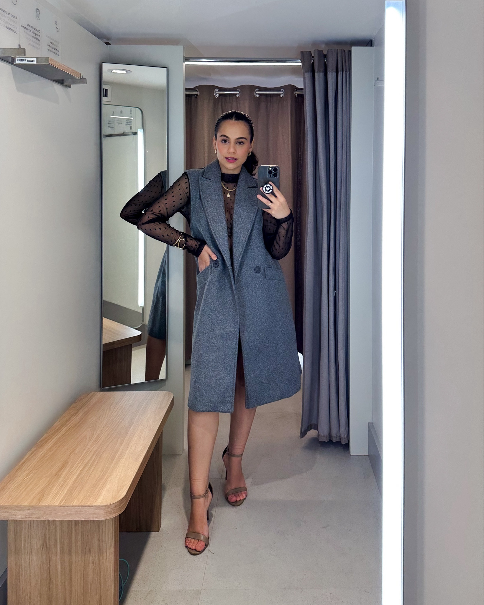 Inspiração de look para vocês! 🩶✨
.
Transparência & cinza: Tudo que está bombando nessa estação 🍁🍂
.
Em um dia mais friozinho eu colocaria uma meia calça e pronto. 🤌🏼

#LTKVideo #LTKbrasil #LTKstyletip