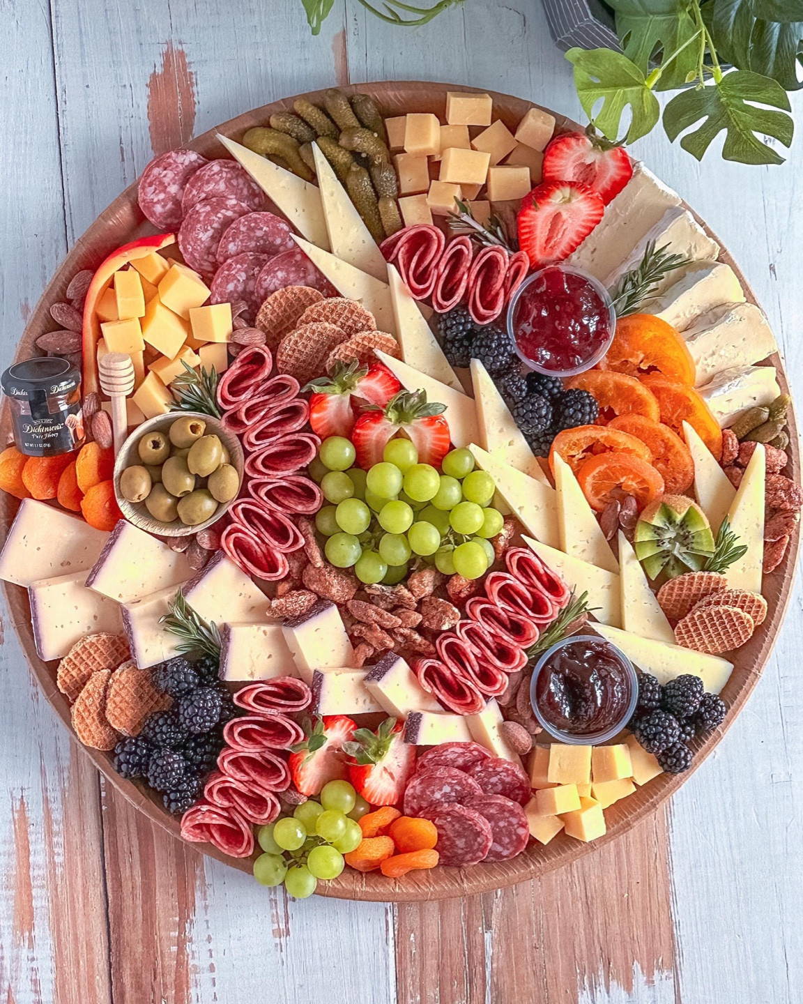 Build a board with me!

#charcuterieandthings #foodstyling #cheese #charcuterieboard #buildaboard