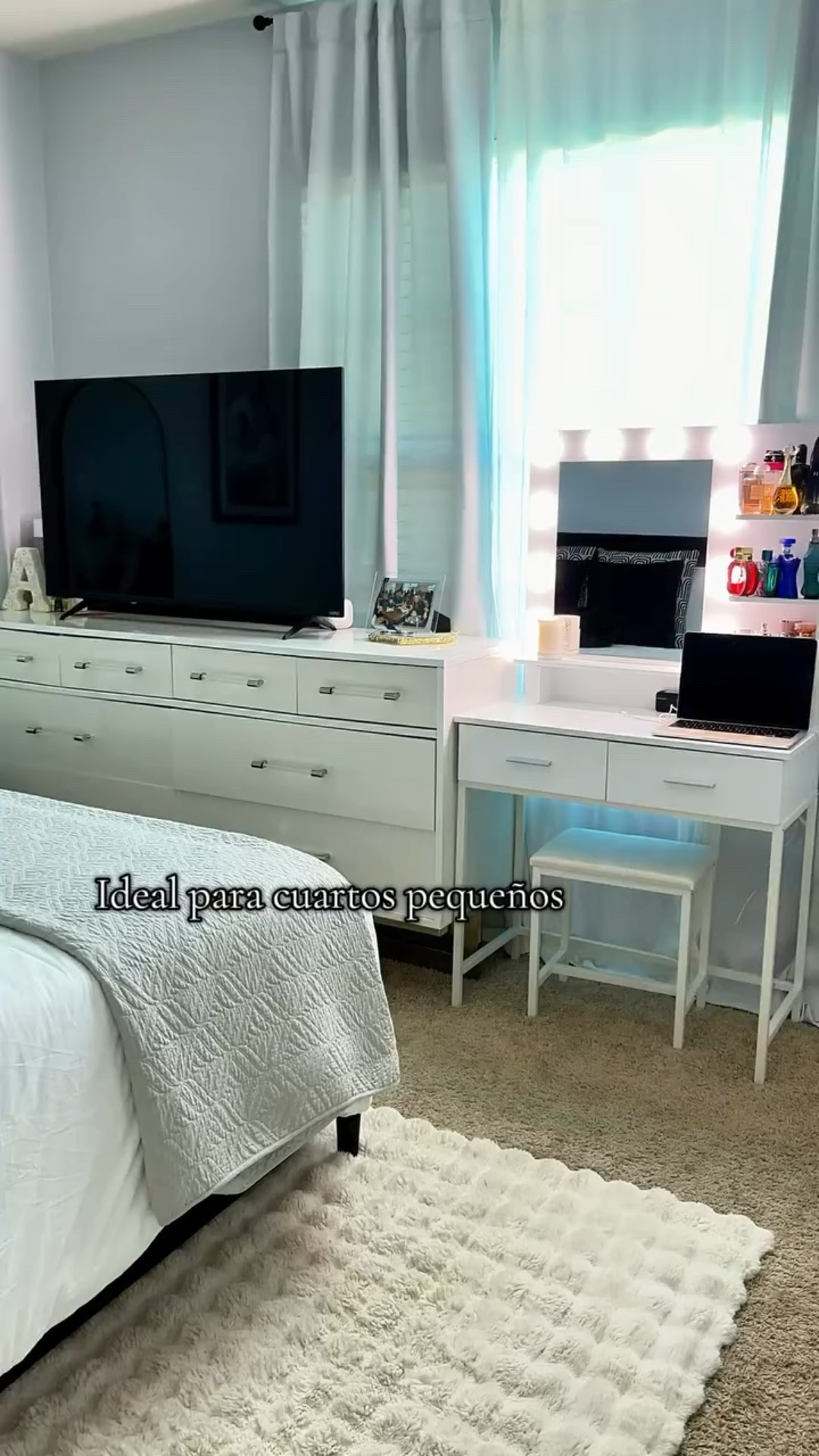 Este vanity es perfecto para espacios pequeños porque es multifuncional, se ve hermoso y ayuda a mantener todo organizado sin ocupar mucho espacio ✨ Ideal si quieres algo práctico pero estético 💖
#VanityDesk
#SmallSpaces
#HomeDecor
#OrganizaTuEspacio