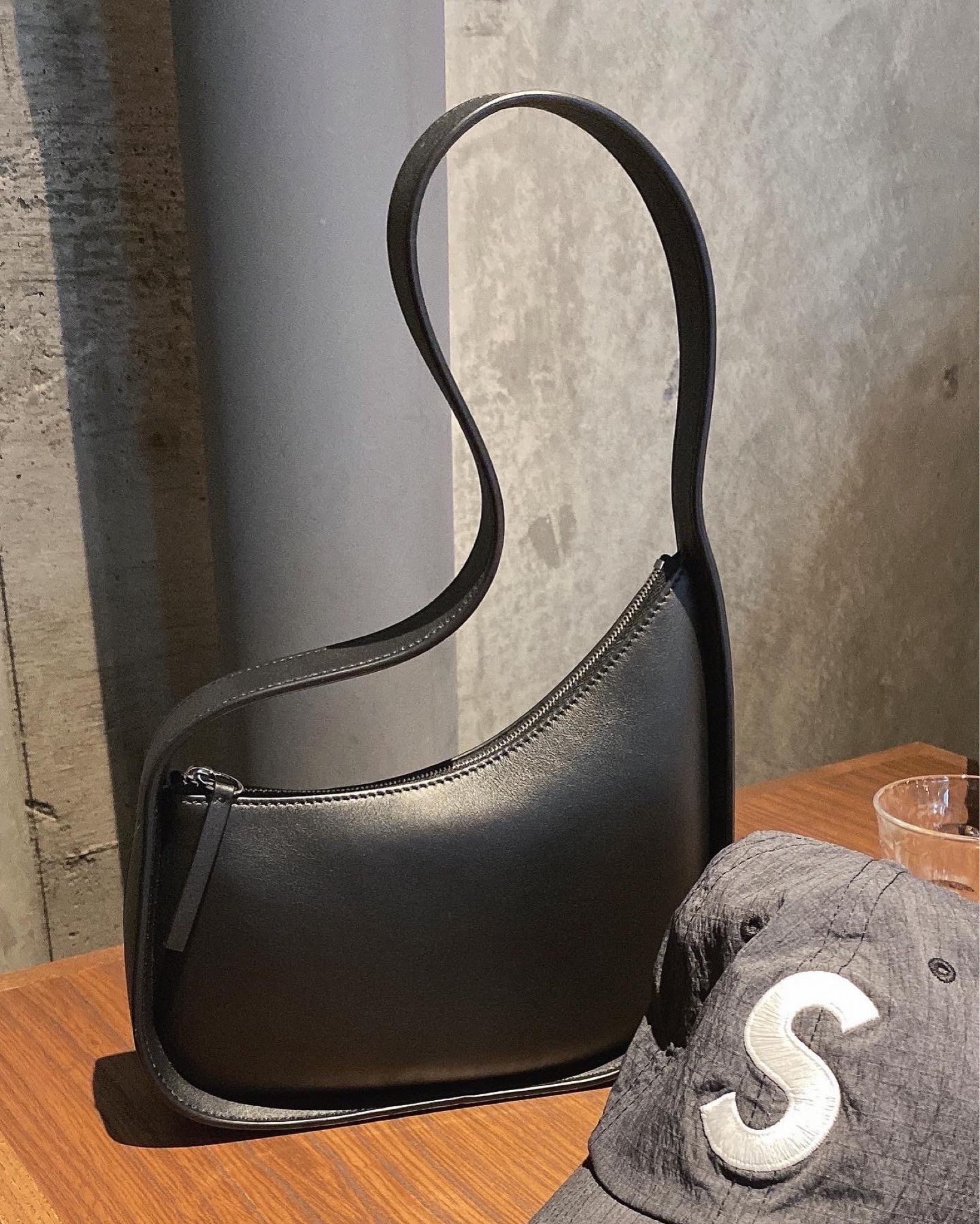 Chill day

#therow #therowbag #supreme #supremehat #더로우 #더로우가방 #수프림볼캡 #수프림모자 #슈프림 #essentials #minimalfashion #minimal #미니멀룩 ザロウ #ザロウバッグ #ミニマル

#LTKitbag #LTKFind #LTKstyletip