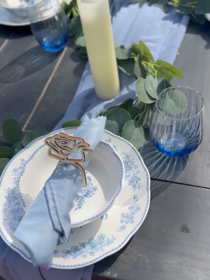 A little look at our outdoor dining setup ☺️

We love hosting family, friends, & all the kiddos, especially when we can do it outside! 

Are you a fan of indoor or outdoor gatherings? ⬇️