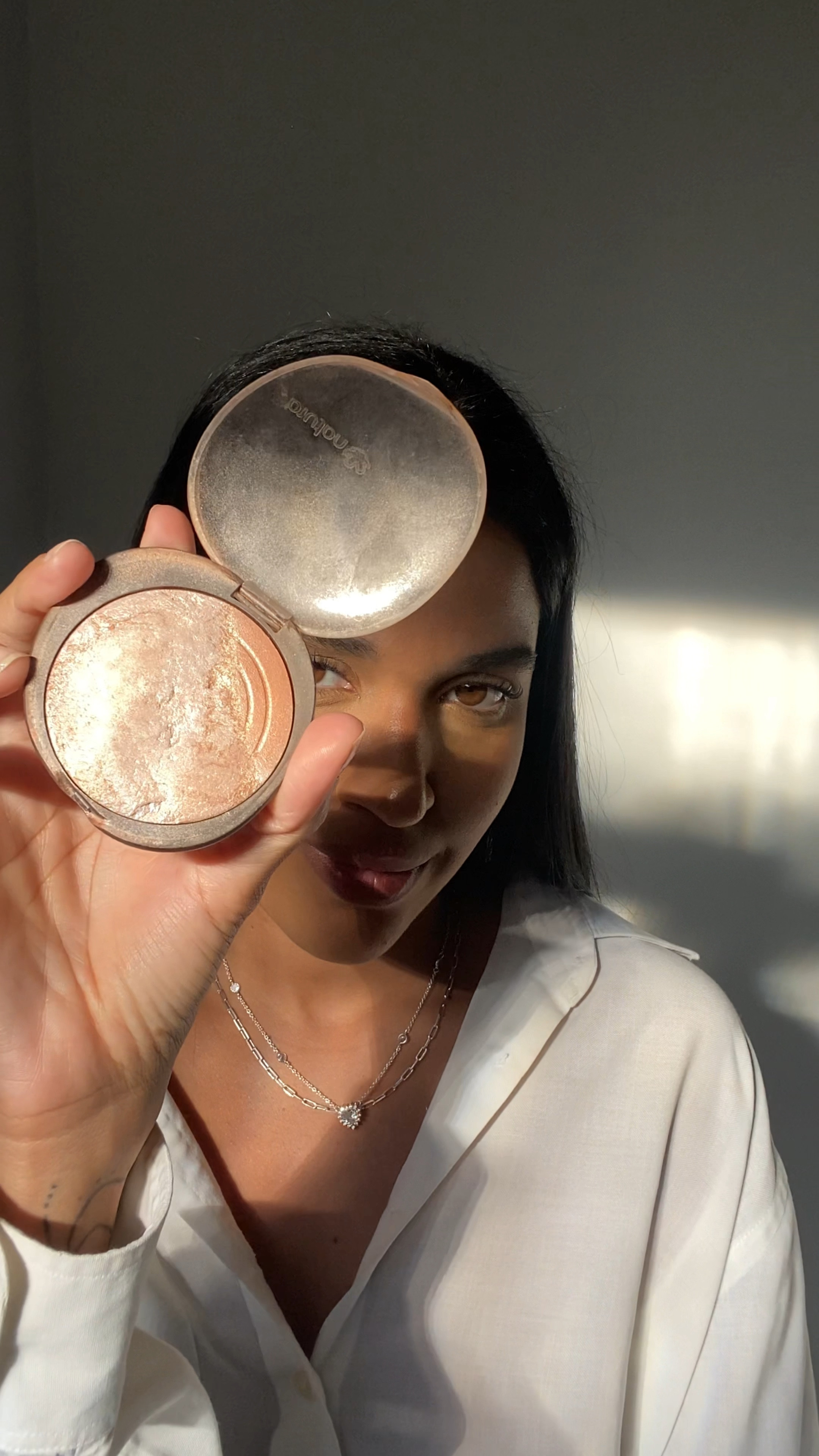 Esse iluminador marmorizado é o mais lindo que tenho, ele tem duas tonalidades de bronze,adequado para qualquer tom de pele, e ideal pra quem gosta de construir camadas,pois ele fica bem sutil e se passar mais vezes ele deixa aquele glow INCRÍVEL ✨

#makeup #Ltkconbr2023 #ltkbeauty #natura #iluminador 

#LTKbeauty #LTKGiftGuide #LTKbrasil