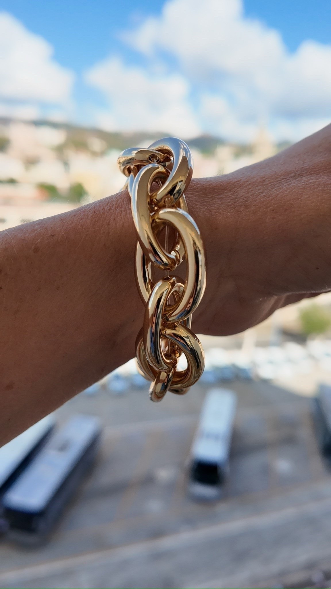 Chunky gold chain bracelet – Amazon jewelry – Statement accessory for everyday wear



#LTKootd #LTKFindsUnder50