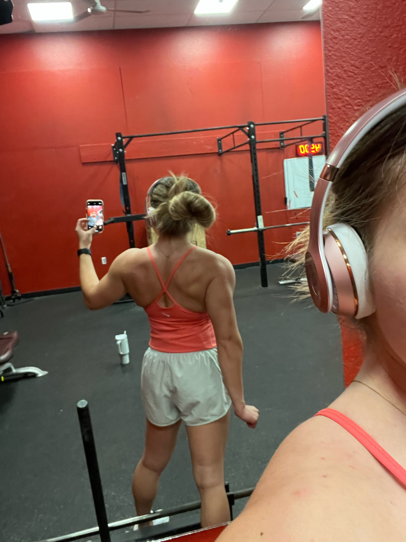 NIKE ✔️ 

+ Built-in Bra
+ Adjustable straps + comfy