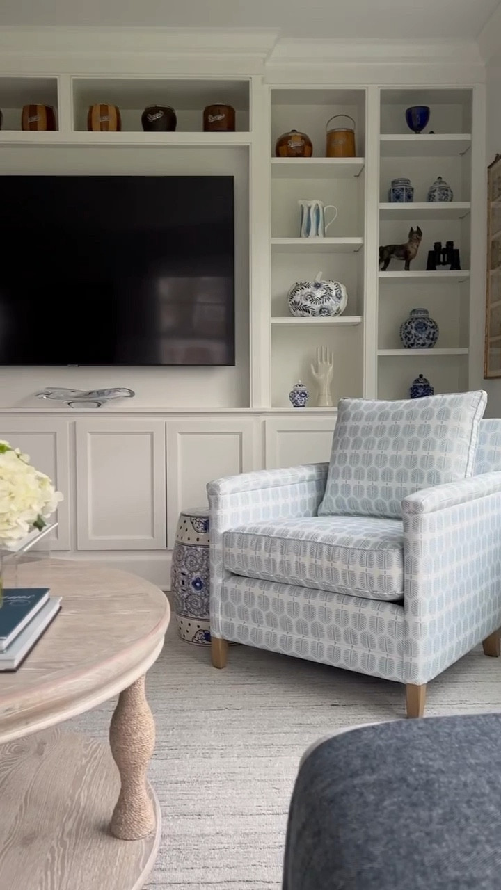 Coastal, New England living room

Coastal grandmother, Nancy Meyer’s, Americana, living room inspo, living room decor, blue decor, sectional, living room seating, family room, home by the coastt

#LTKHome #LTKFamily #LTKVideo