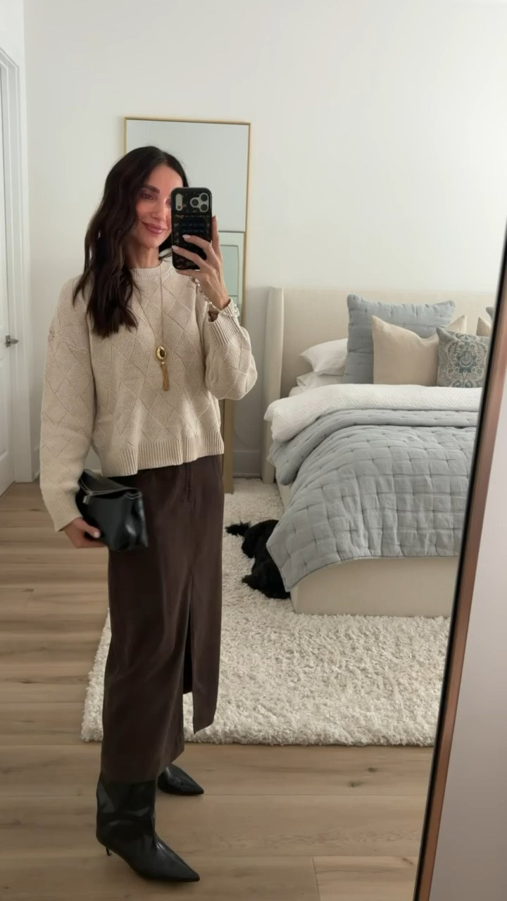 I’m wearing size extra small in the skirt. It runs big. Sweater size S.