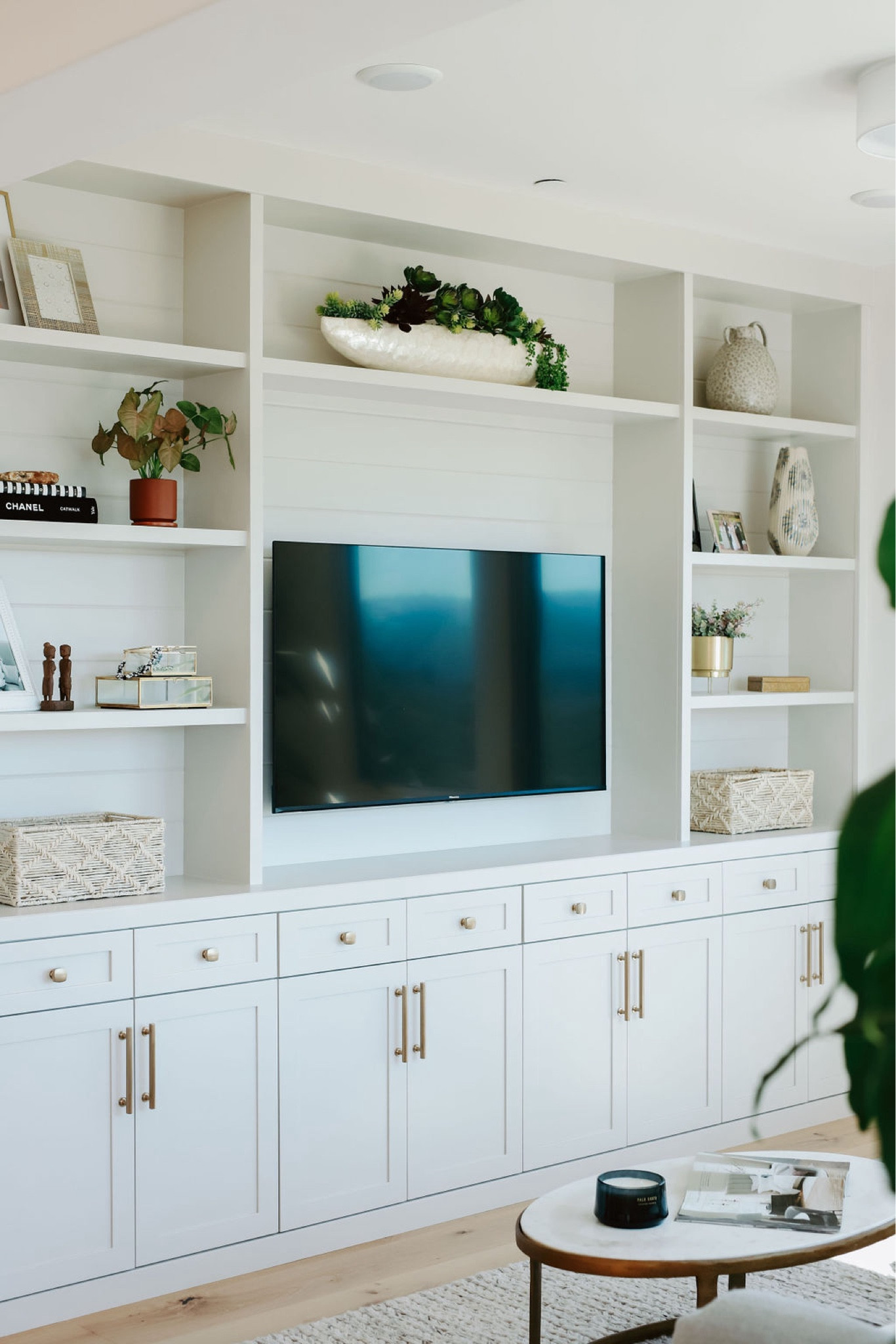 Shelf Styling Decor 🤍

#shelfdecor #builtindesign #homeaccessories #homedesign #moderndecor #vases #indoorpots

#LTKFindsUnder100 #LTKHome #LTKFamily