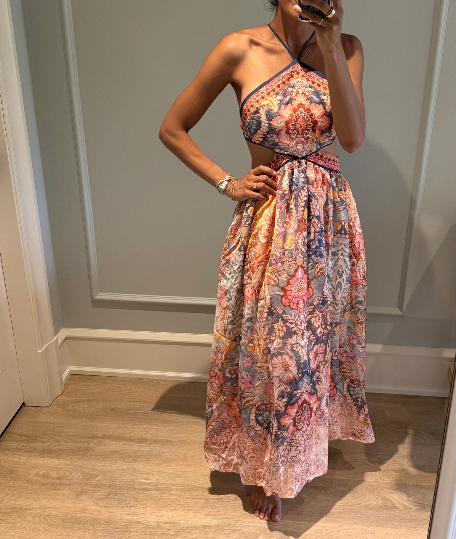 Just got this dress in the mail and now i immediately need to book a tropical vacation 🌴 🐠 🌺  wearing a size small. The dress has an open tie back.