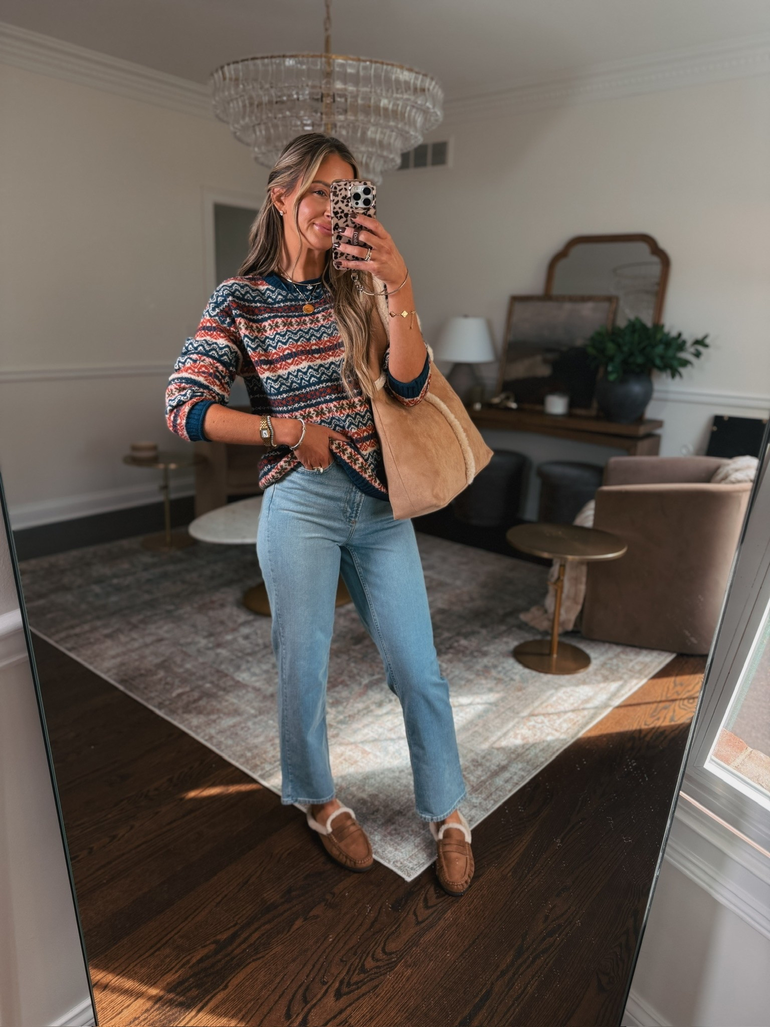 This sweater is totally giving 90’s Christmas vibes and I am loving the nostalgia! 🎄👏🏻 And the shearling lined mule loafers 👏🏻💯🤎