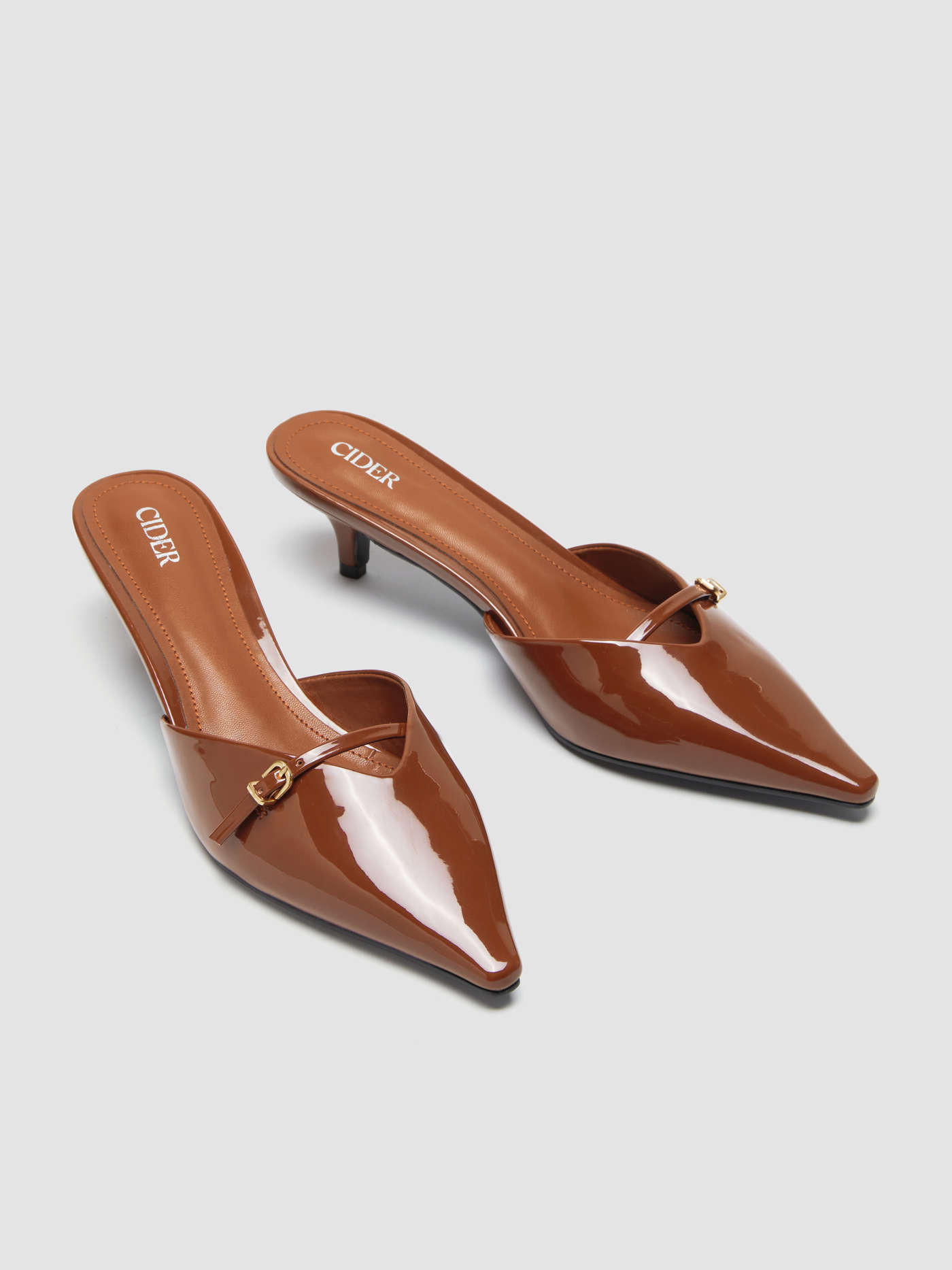 Talons verni à bout pointu avec boucle | Cider