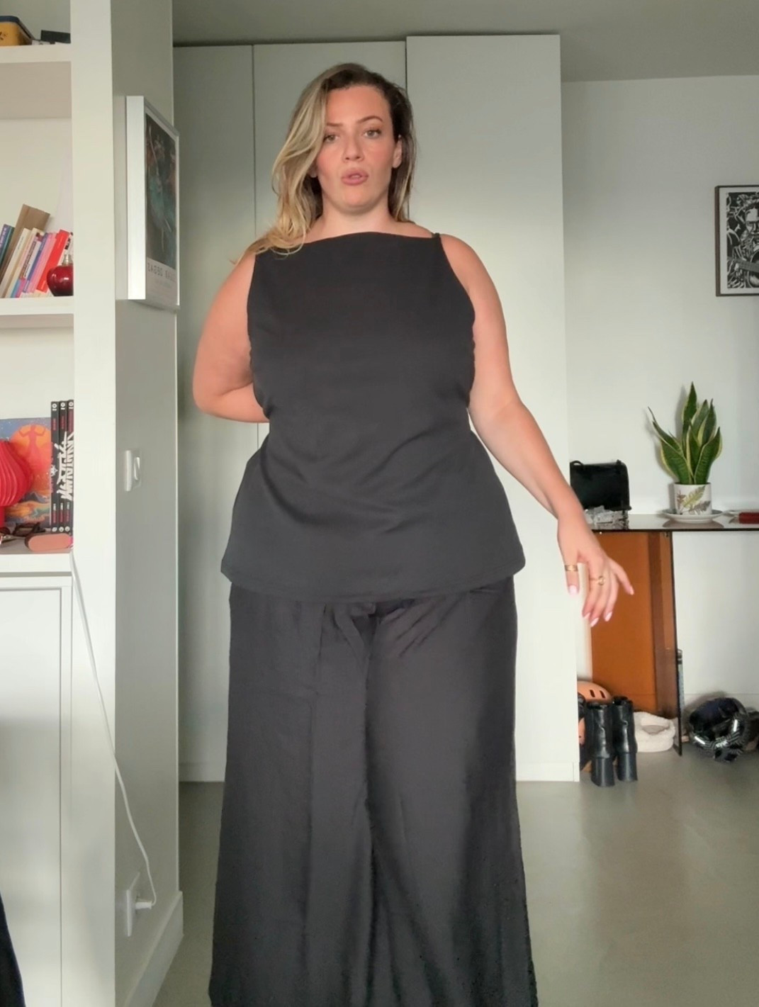 Je porte du 46 en haut et du 48 en bas (si vous hésitez sur la taille du bas, prenez la taille au dessus ❤️)
