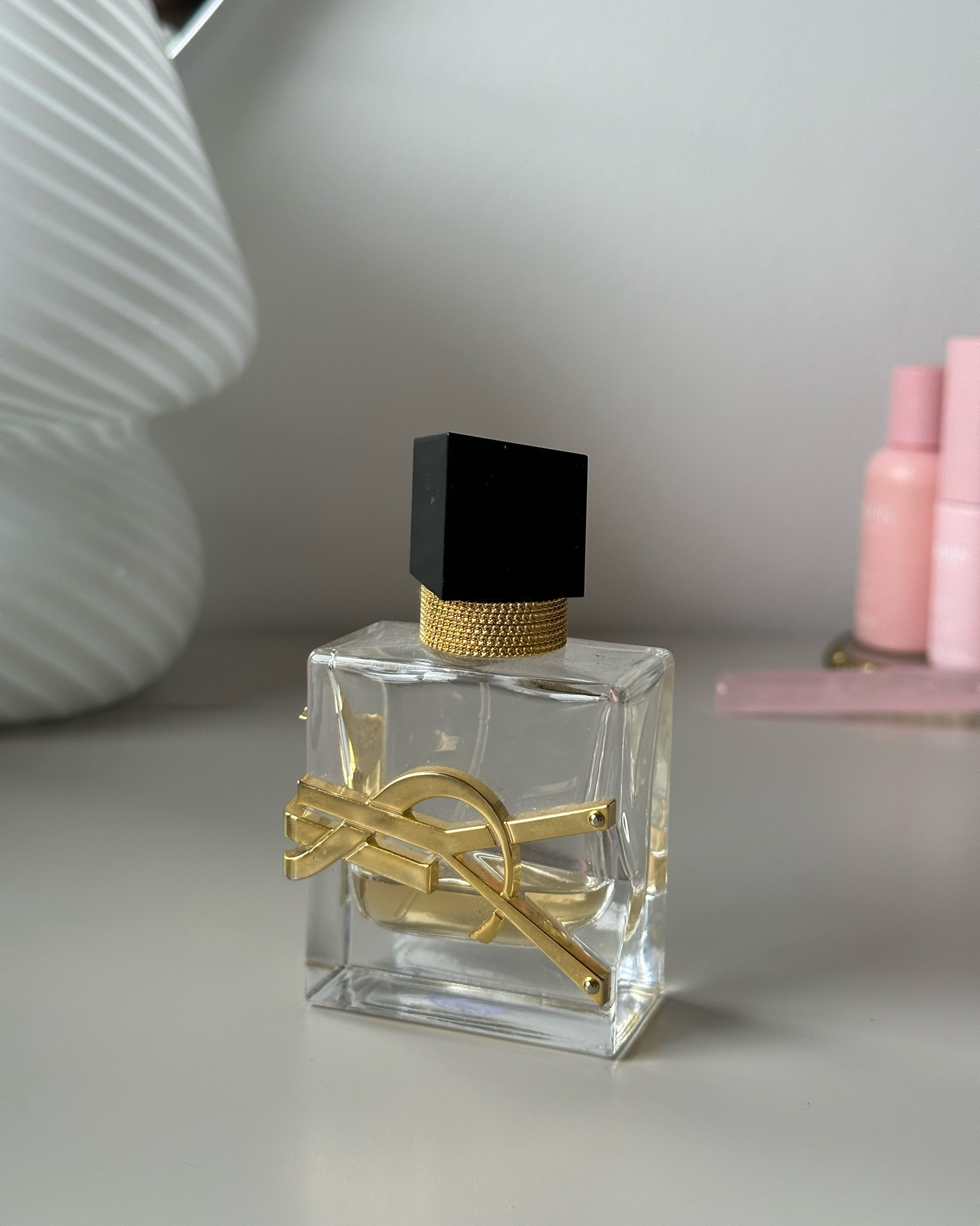 Yves Saint Laurent Libre, é uma fragrância icônica que personifica a liberdade e a paixão pela vida. Esta fragrância é feminina, audaciosa, cativante

Libre Eau de Parfum é uma reinvenção do perfume floral. Combina a essência de Lavanda da França com a sensualidade da Flor de Laranjeira Marroquina, para uma fusão floral única complementada por uma nota ousada do acorde de Almíscar. Libre significa livre. 