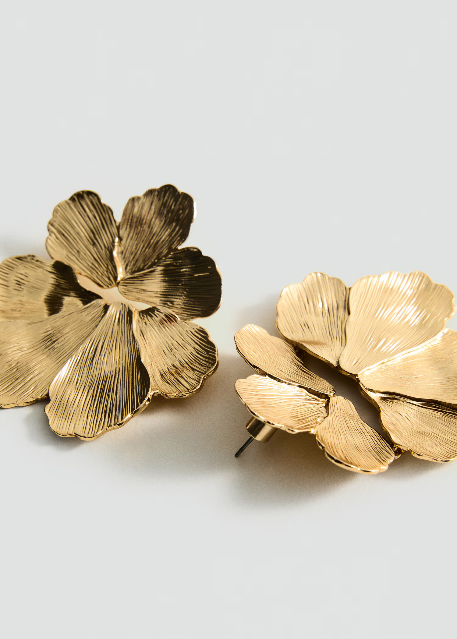 Textured flower earrings | MANGO (UK)