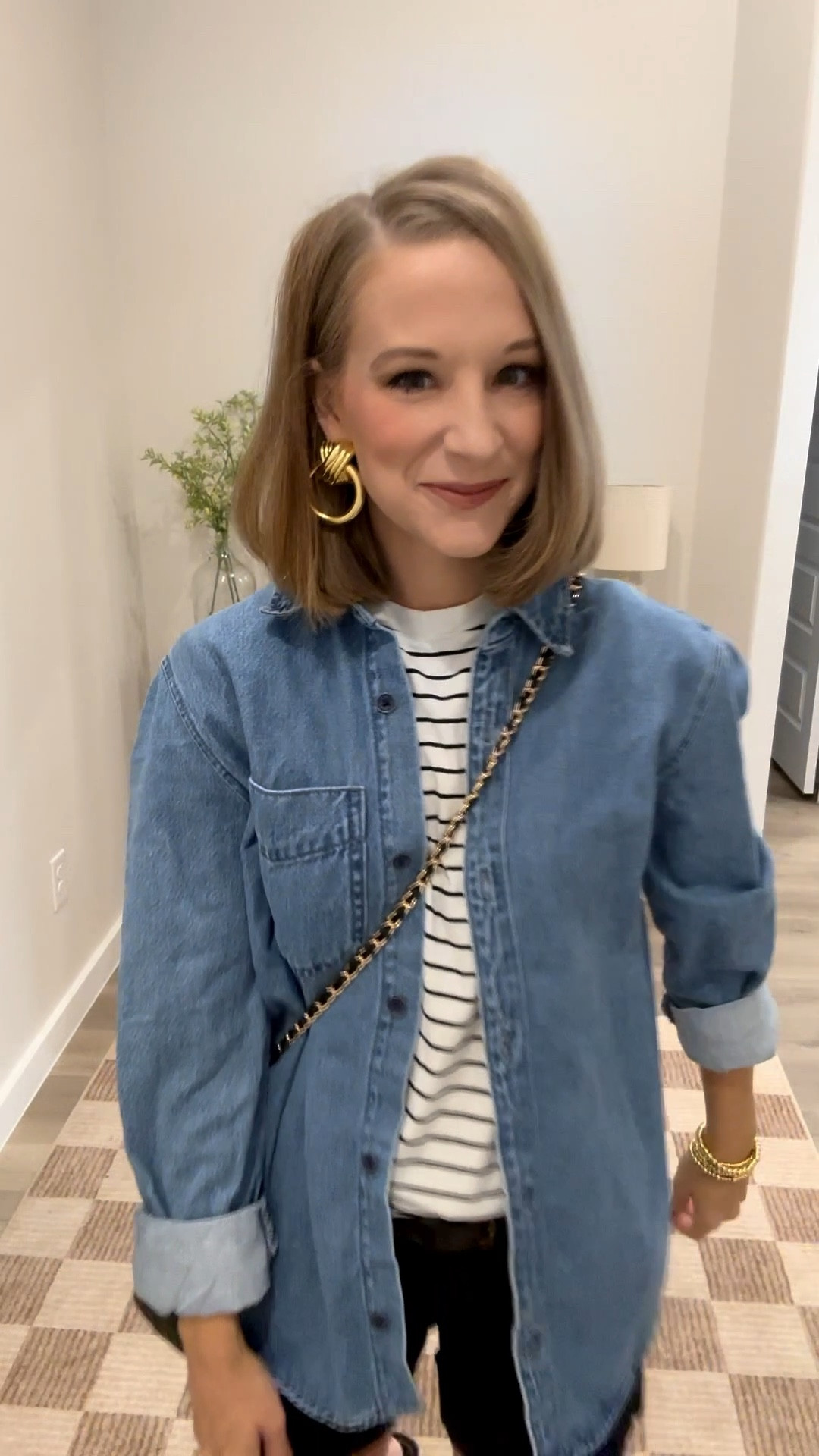 Transition to fall outfit ➡️ Everyone needs a denim button front shirt! It’s so versatile and can easily be dressed up or down with gold accessories!! 