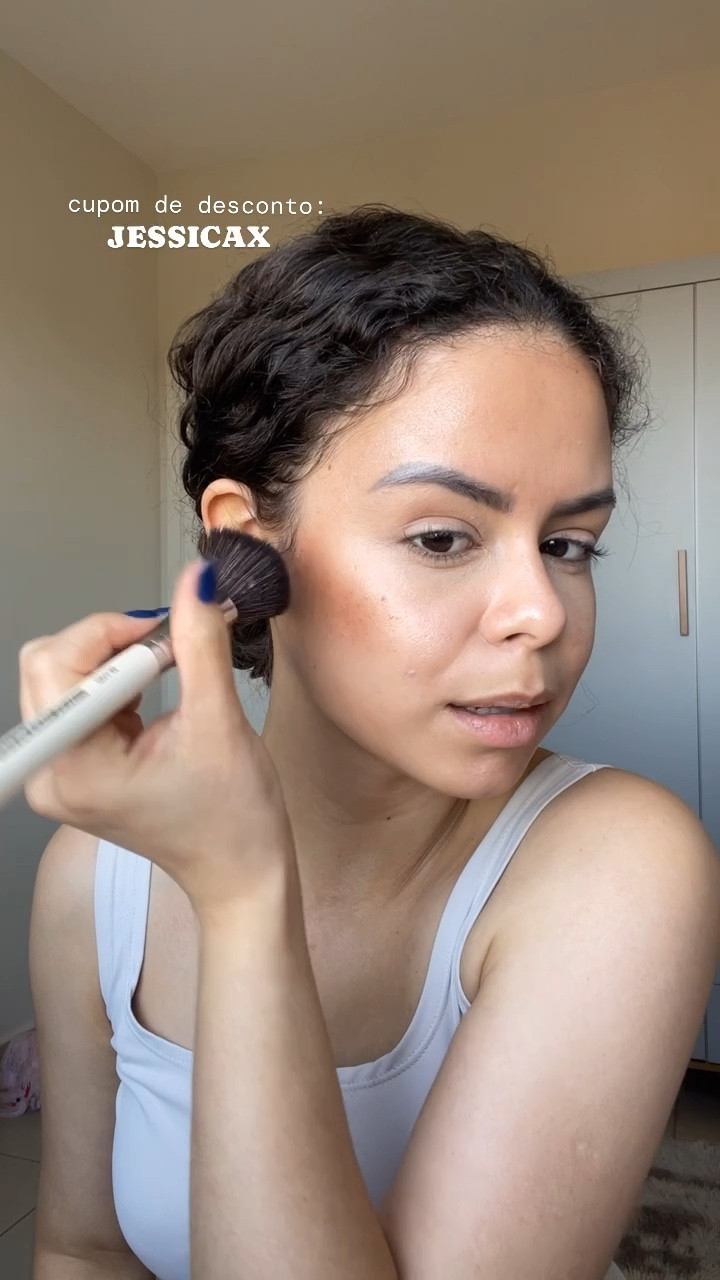 Dia 4 tentando me arrumar mais pra mim e minha família, dessa vez usando apenas produtos da @carenaturalbeauty. Cupom de desconto no site: JESSICAX (12% off cumulativo com as promos)

Ao som de November Rain do Guns, um clássico que eu amo!! 

Produtos usados: 
- Skindrops Glow
- Corretivo cor 3
- Duo Iluminador Crystal e Gold
- Duo blush Radiant e Speralding Peach
- Mascara de cílios 
- Lip Oil Pinkish 

#maquiagem #makediaadia #carenaturalbeauty #cleanbeauty

#LTKbeleza #LTKbrasil