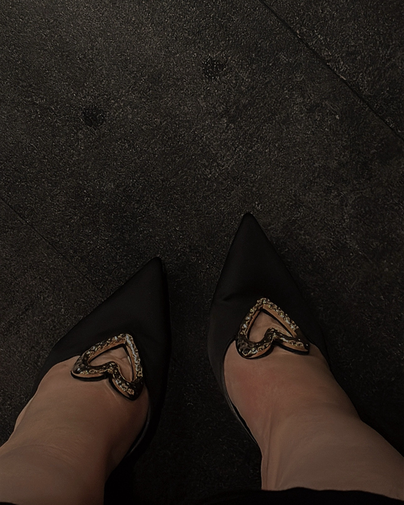 Black and gold kitten heels

#LTKMidsize #LTKParties #LTKPlusSize