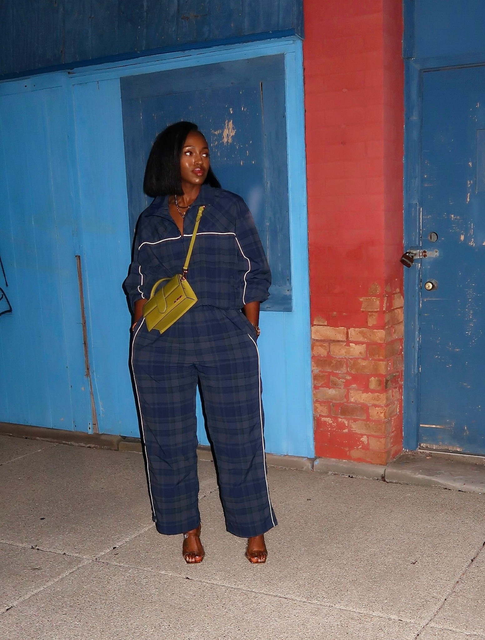 Wearing a large in the pants (for a relaxed/oversized fit) and small in the jacket. This is a men’s set ☺️