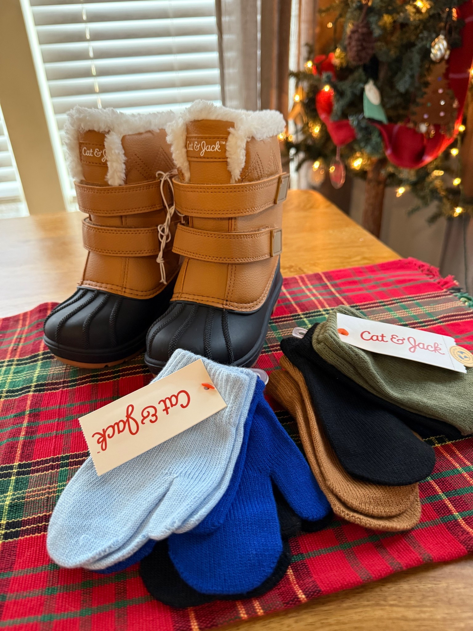 Snow is in the forecast so stocking up on a few winter accessories while they’re still on sale! ❄️

#LTKSeasonal #LTKKids #LTKHoliday