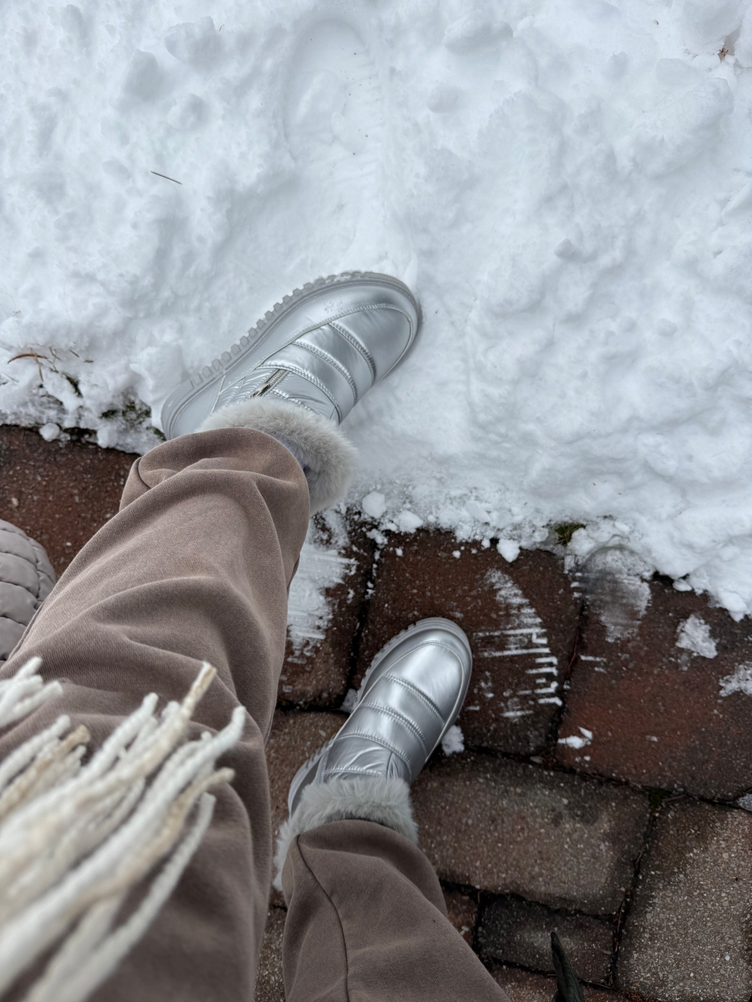 Snow boots, moon boots. Amazon finds. Ski clothes. 

#LTKSeasonal #LTKGiftGuide #LTKFindsUnder50