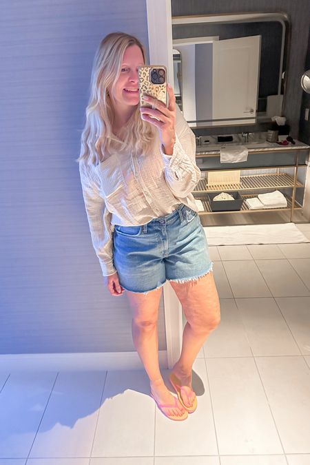 The best shorts for summer are the dad shorts from abercrombie 

top large
shorts 31 
shoes 8



#LTKOver40 #LTKFindsUnder50 #LTKStyleTip