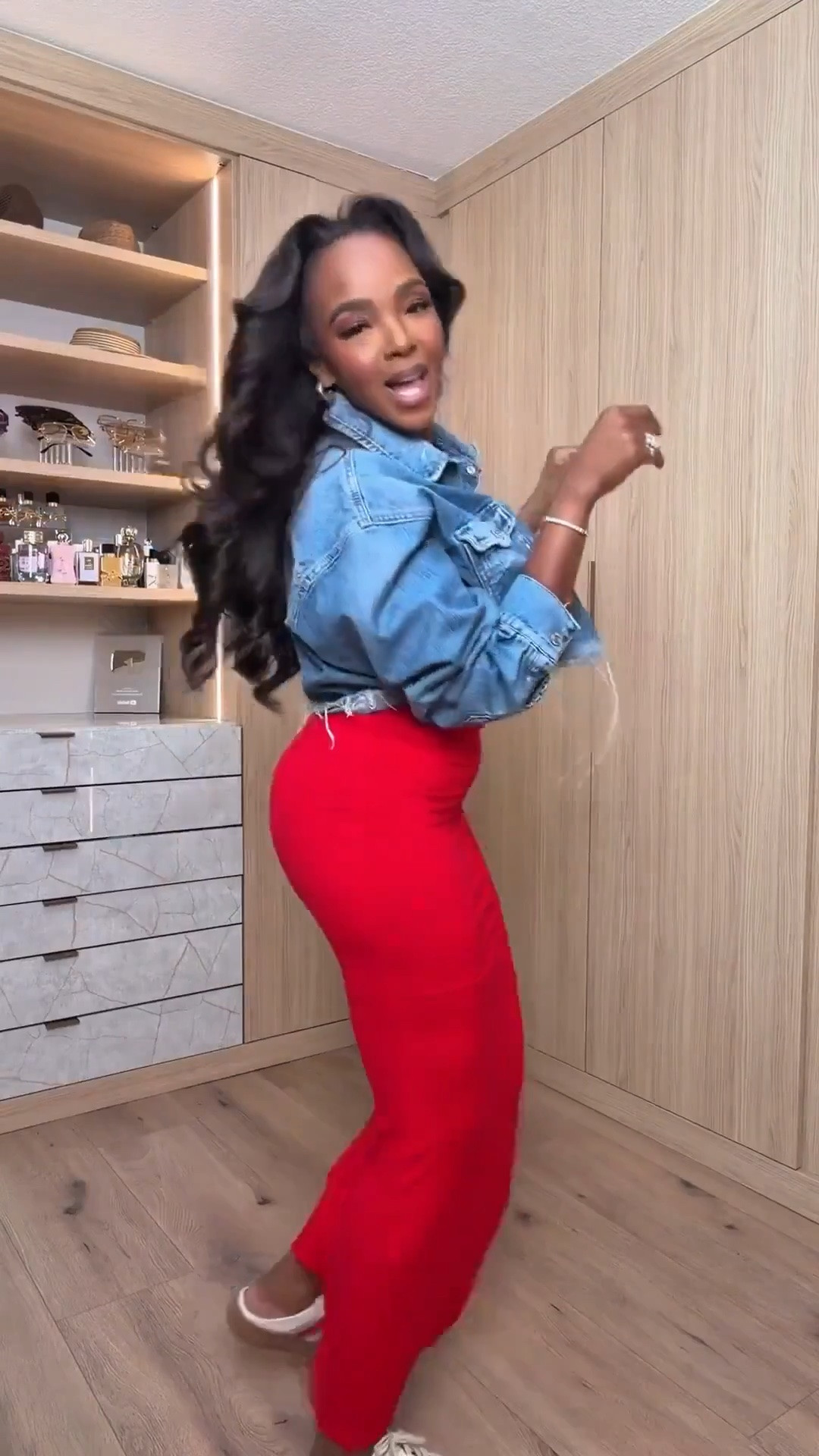 Hi Babes! ❤️💙

Who knew a denim jacket and a bold red maxi skirt would be such a perfect combo?! This look is giving effortless cool-girl vibes while still feeling feminine and put together. It's one of those outfits that always gets compliments!

✨ Fit Details:
• Wearing a size Small
• Maxi skirt fits true to size
• Stretchy, comfortable fit
• Cropped denim jacket layers perfectly
• Easy pieces to mix and match

🤍 Where to Wear:
• Casual date night
• Brunch
• Weekend outings
• Vacation
• Fourth of July celebrations
• Summer concerts

✨ Style Tip:
Pair a bold colored skirt with a classic denim jacket to tone it down while still letting the color pop. Finish the look with simple sandals and gold jewelry for an effortlessly chic outfit.

Everything is linked below!

xx, Kira | IG: KirasFashionFinds

Measurements:
Kira: 5'4" | Size Small | 140 lbs