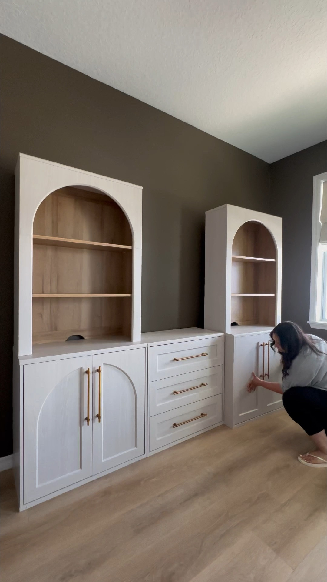 New office setup! Can we talk about these gorgeous cabinets and drawers?! 😍 It’s a modular cabinet system so you can create something that’s perfect and functional for your space 👌🏼

Home
Home decor
Office cabinets
Bookshelves 

#LTKHome #LTKSaleAlert