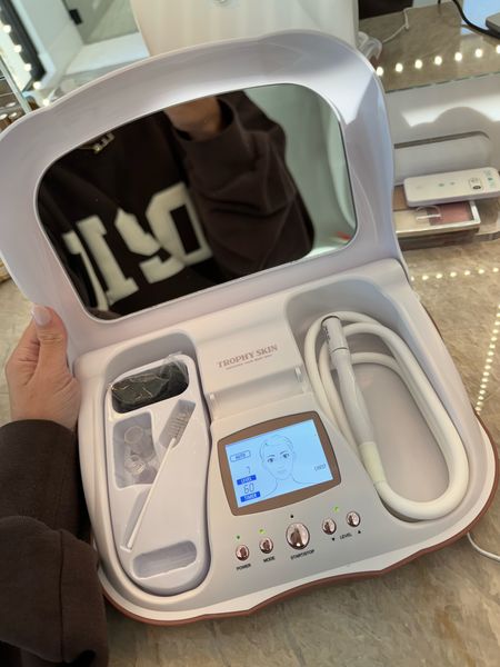 Trophy Skin's MicrodermMD Microdermabrasion System on HSN today and use my code for $20 off $40 or more for new customers only!

Code: Holiday23 - $20 off $40 or more for new customers only!
:@HSN, @trophyskin,#HSNInfluencer, #LoveHSN, #ad

#LTKSeasonal #LTKGiftGuide #LTKHoliday