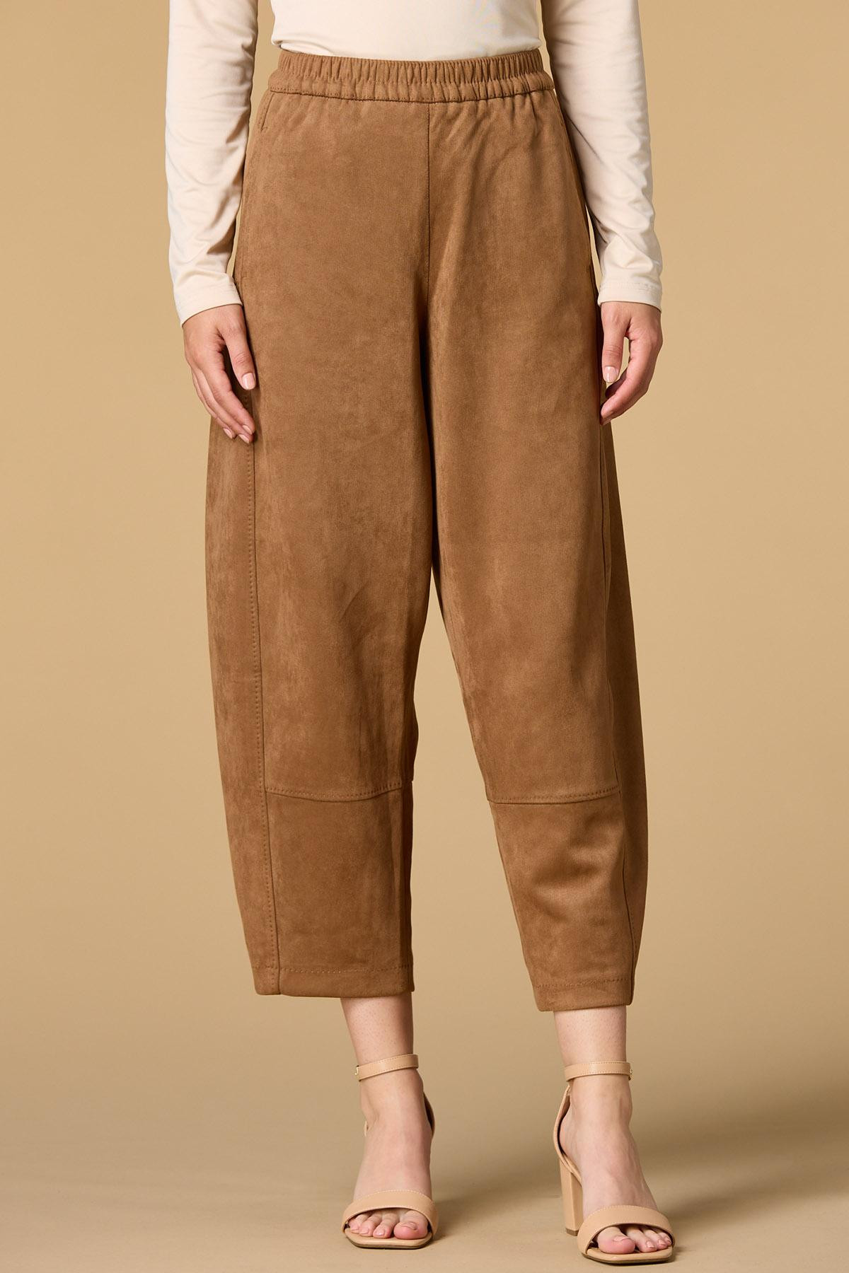 fall in the city suede pants | Versona