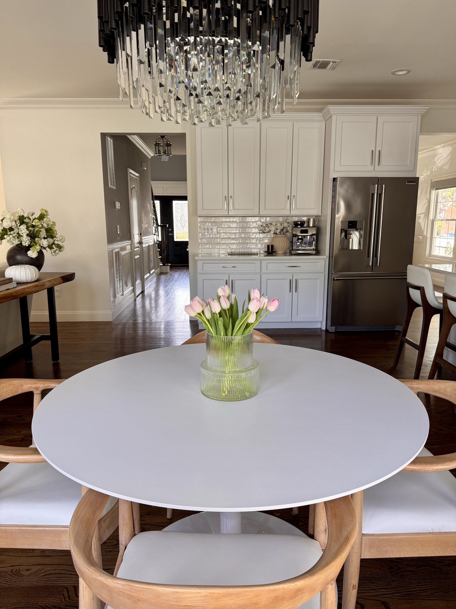Keeping the kitchen table simple


dining table decor, tulip centerpiece, round dining table, modern dining room, chandelier lighting, neutral dining room, simple table styling, everyday tablescape, minimalist dining decor, kitchen dining area, open concept dining


#diningroomdecor
#tablescape
#neutralhome
#homestyling
#simpledecor

#LTKdayinmylife #LTKHome #LTKSeasonal
