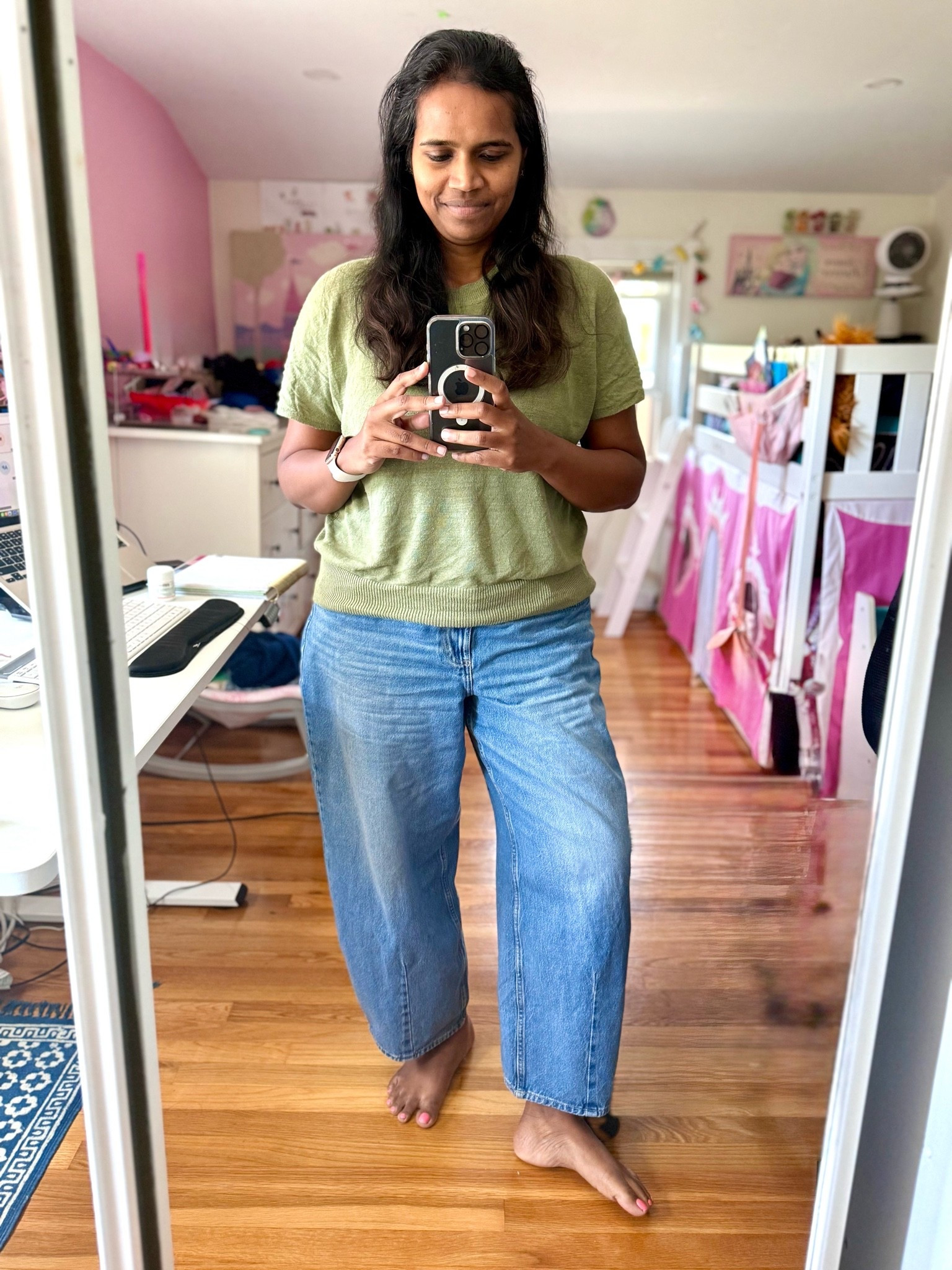 Super comfortable high rise jeans in trending ‘Barrel’ style! I’m generally a size L with a 34 waist & I’m wearing a size 14 here!
This is also a great jeans for casual friday work look.