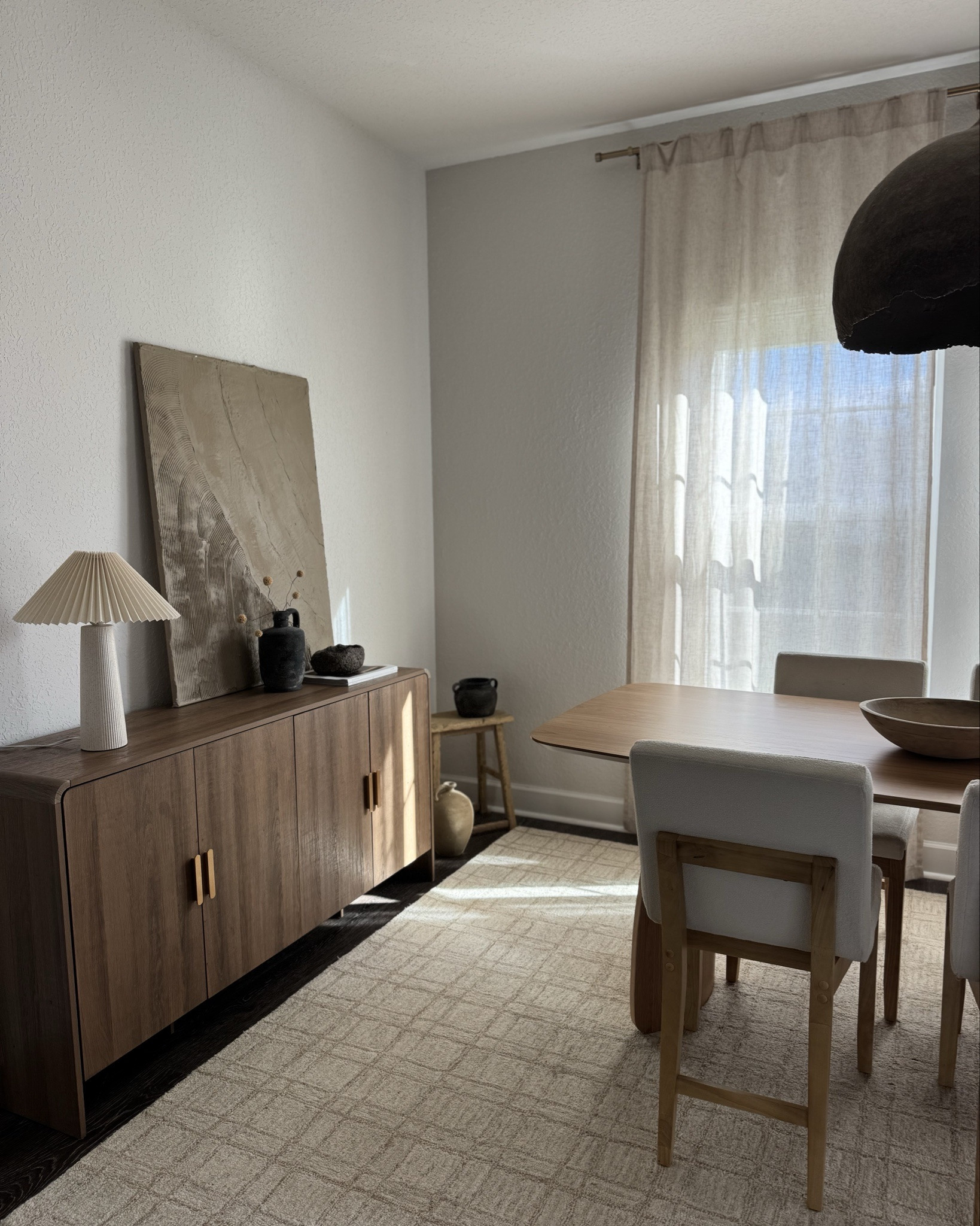 Organic modern dining room 

Oak sideboard, organic, earthy, home inspo 