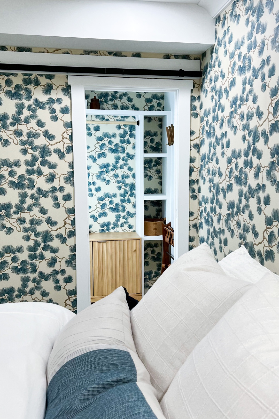 Guest Closet Must Haves!

From the dresser to the luggage rack and hooks!



#LTKhome #LTKfindsunder50 #LTKxTarget