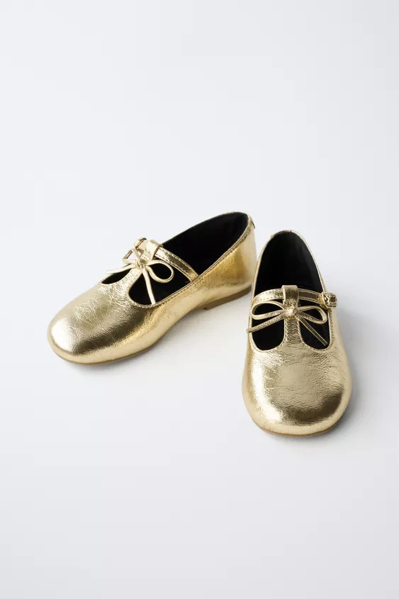 Ballet flats with a metallic finish and bow detail on the instep. Side buckle closure. Flexible i... | Zara US