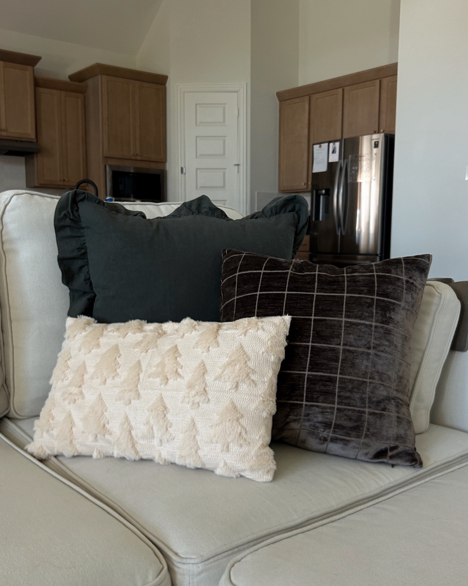 Happy December 1st 🎄🎁🎅🏼🥂✨

#christmasdecor #december1st #cozychristmas #amazonchristmas #christmasathome 

#LTKHome #LTKHoliday #LTKFindsUnder50