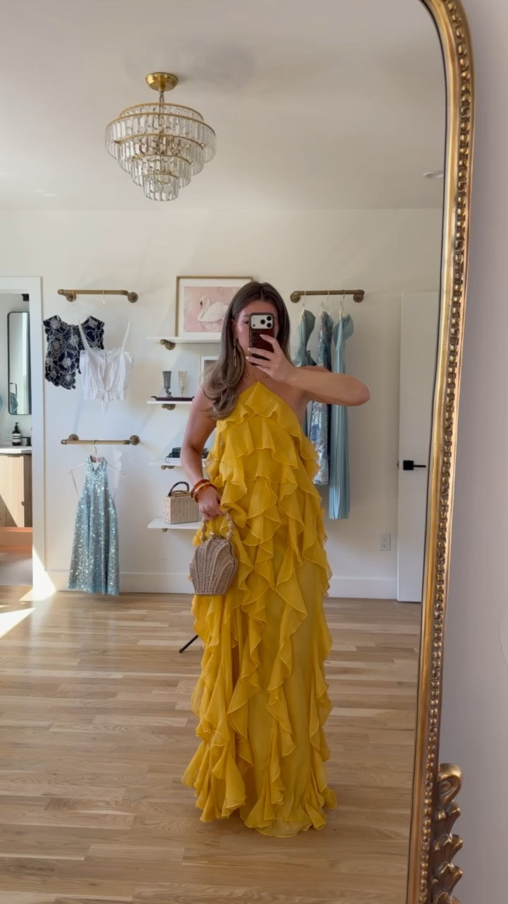 yellow halter ruffled Amazon Spring dress for spring events & wedding guest 

Wearing my usual size small

divi: emerson15

Wedding guest
Resortwear
Destination wedding
Formal event
Spring event
Summer party
Special occasion
Nighty

#LTKSeasonal #LTKootd #LTKgrwm