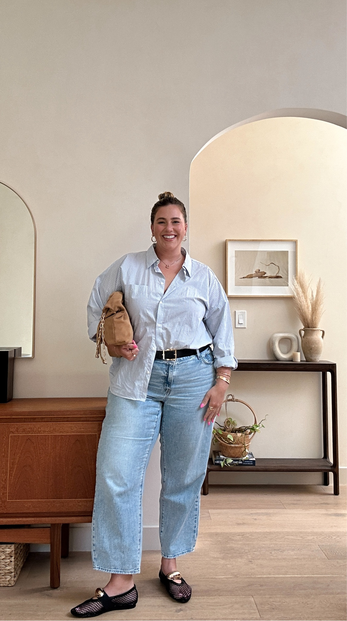 75 Days of OOTDS | Day 9/75

Top: linking similar
Jeans: size 16 (they are a bit loose and baggy on me but I wanted that vibe!)
Shoes: TTS
Bag: linking similar 