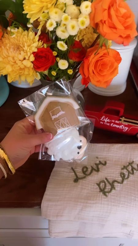 still swooning over these precious little flowers 💐 and cookies 🍪 from Levi Rhett’s adorable farm-themed shower yesterday!! 🛻🐑🌾 and the most precious monogrammed swaddle blanket 🤱 from sweet @em_tisdale 🥹♥️