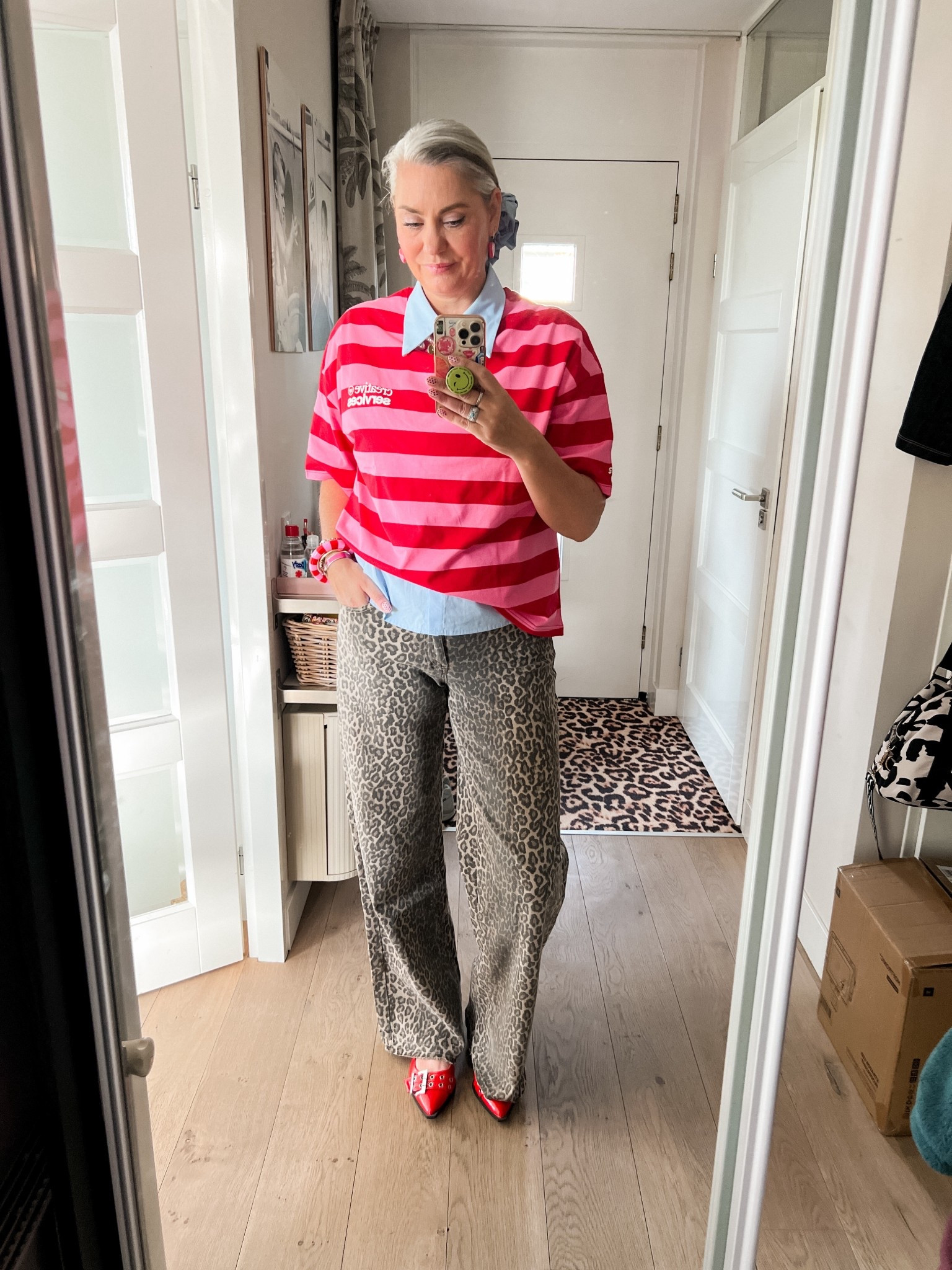OOTD - Donderdag. Rood met roze gestreept oversized t-shirt met print (M) over een lichtblauwe overhemdblouse met korte mouwen (Norah) op een leopard jeans (Friends of, 40) en rode slingback schoenen. Parelketting met bedels en een oversized satijnen scrunchie. 



#LTKeurope #LTKworkwear #LTKnederlands
